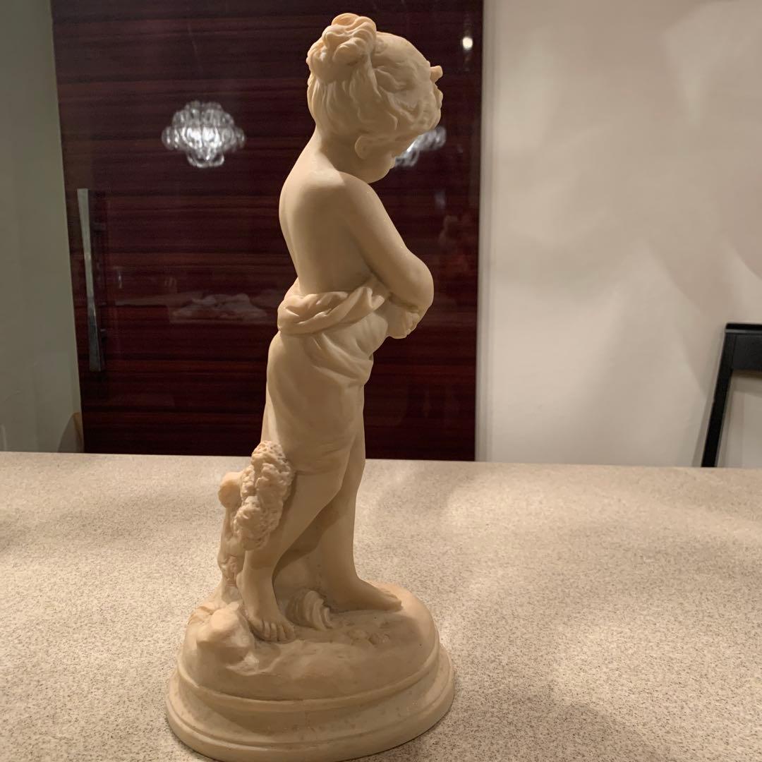 鳥を抱える子供