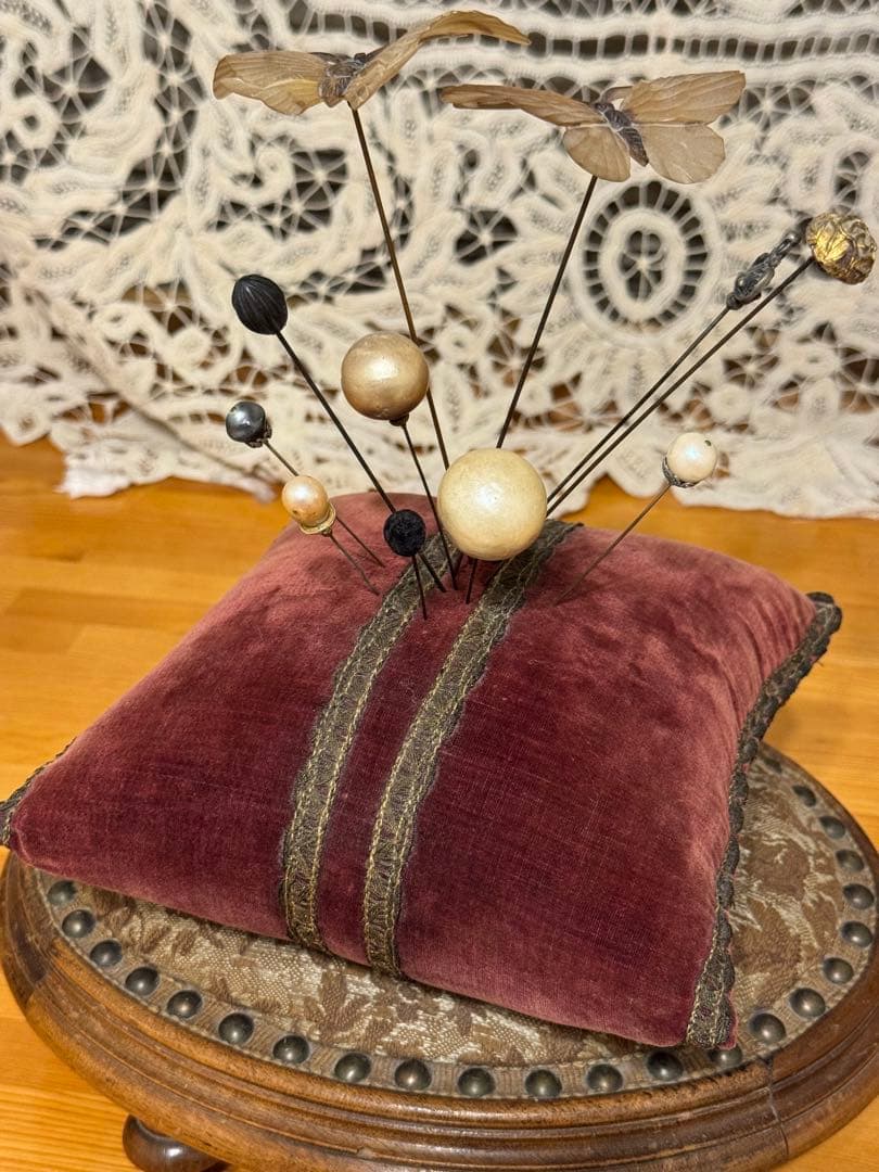 ピンクッション とアンティークピン、台座セット