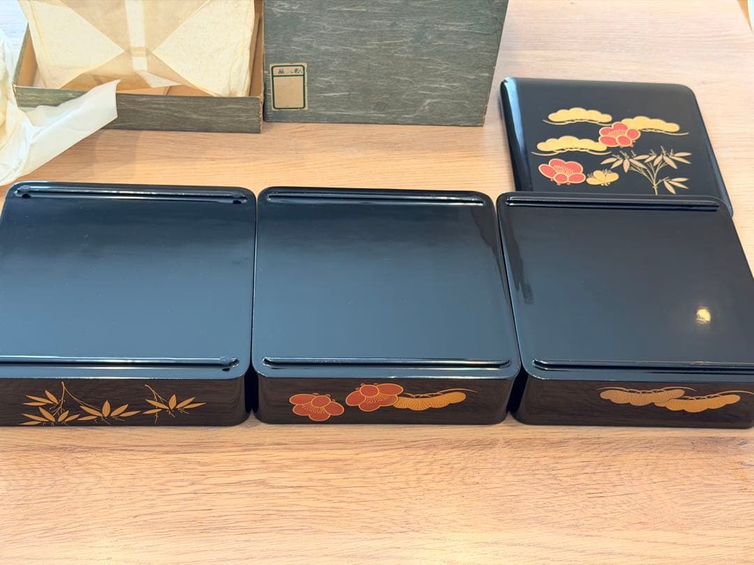 漆器 3段重箱 金色の雲と花模様