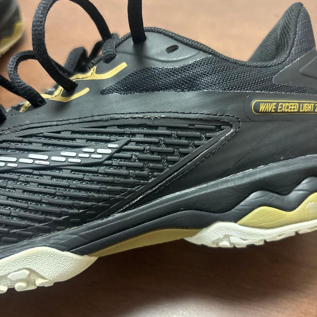 ミズノのテニスシューズ「ウエーブエクシードライト 2 OC」のブラック×ゴールド