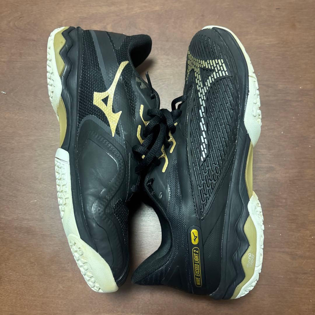 ミズノのテニスシューズ「ウエーブエクシードライト 2 OC」のブラック×ゴールド