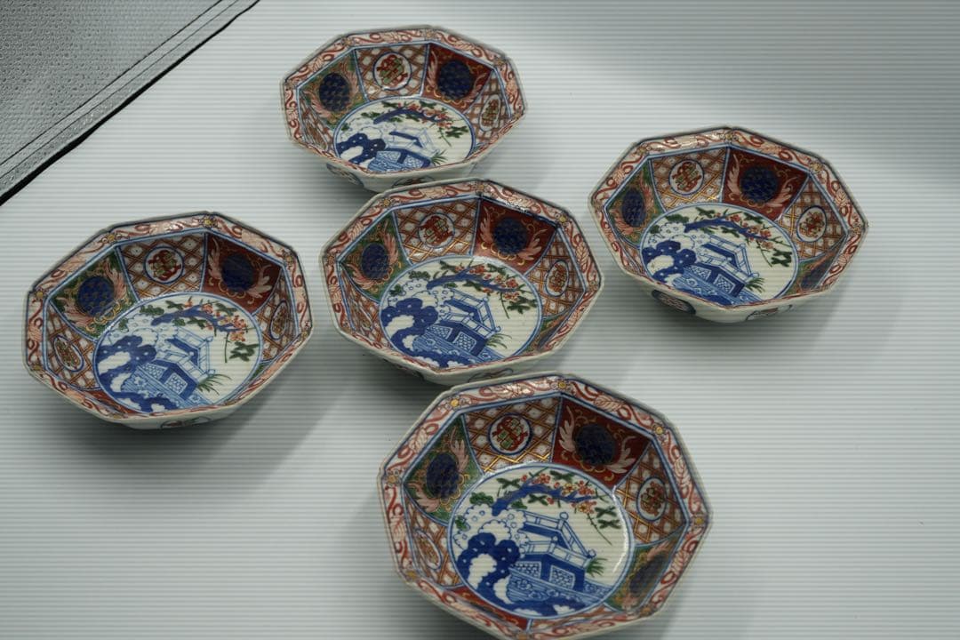 大聖寺伊万里　５客　赤絵金彩　八角中皿　大明萬暦年製　磁貫入　丸紋巻物　波図