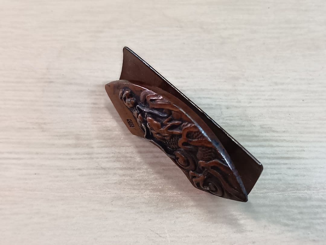 煙草入れ／前金具／雲龍図／在銘あり