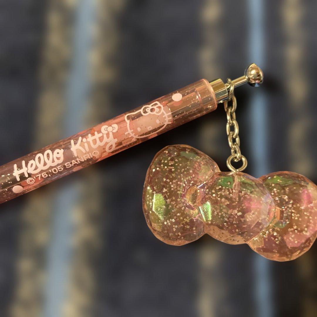 サンリオ♡ ハローキティ リボンマスコット付　ラメ入ボールペン 未使用品2005