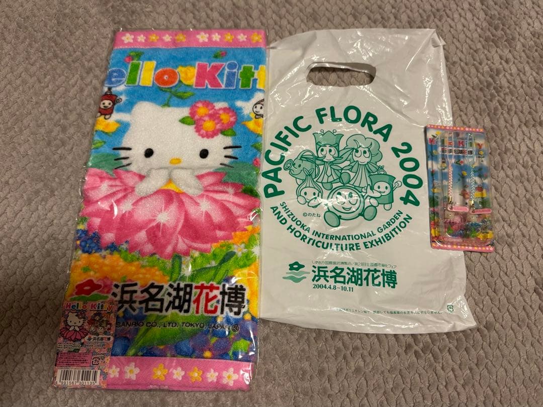 【新品未使用】ハローキティ 浜名湖花博ペア根付け＆ハンドタオルセット