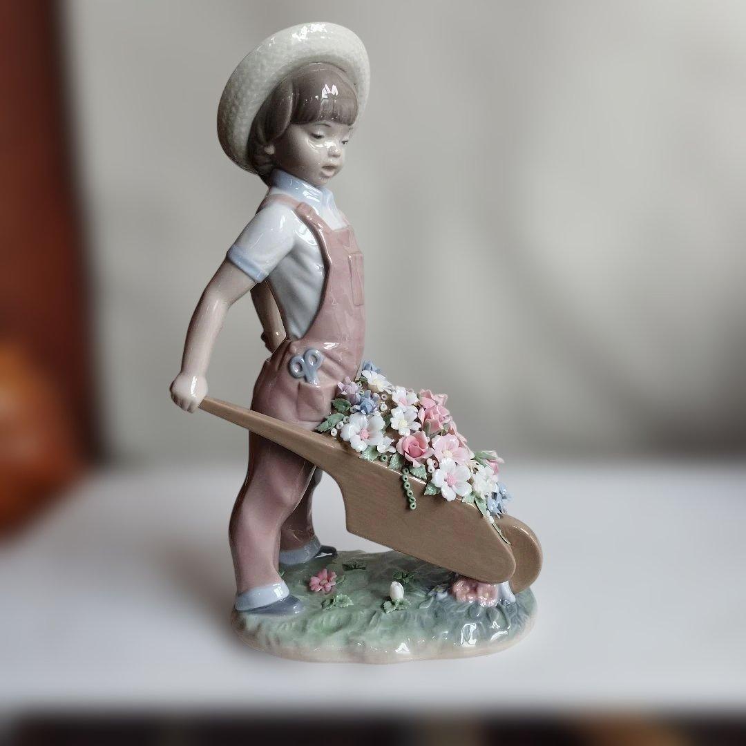 陶器製 子供の像 花手押し車