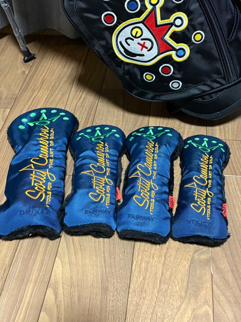 タイトリストスコッティキャメロンキャディバッグ黒カラフルクラブ　ヘッドカバー付き