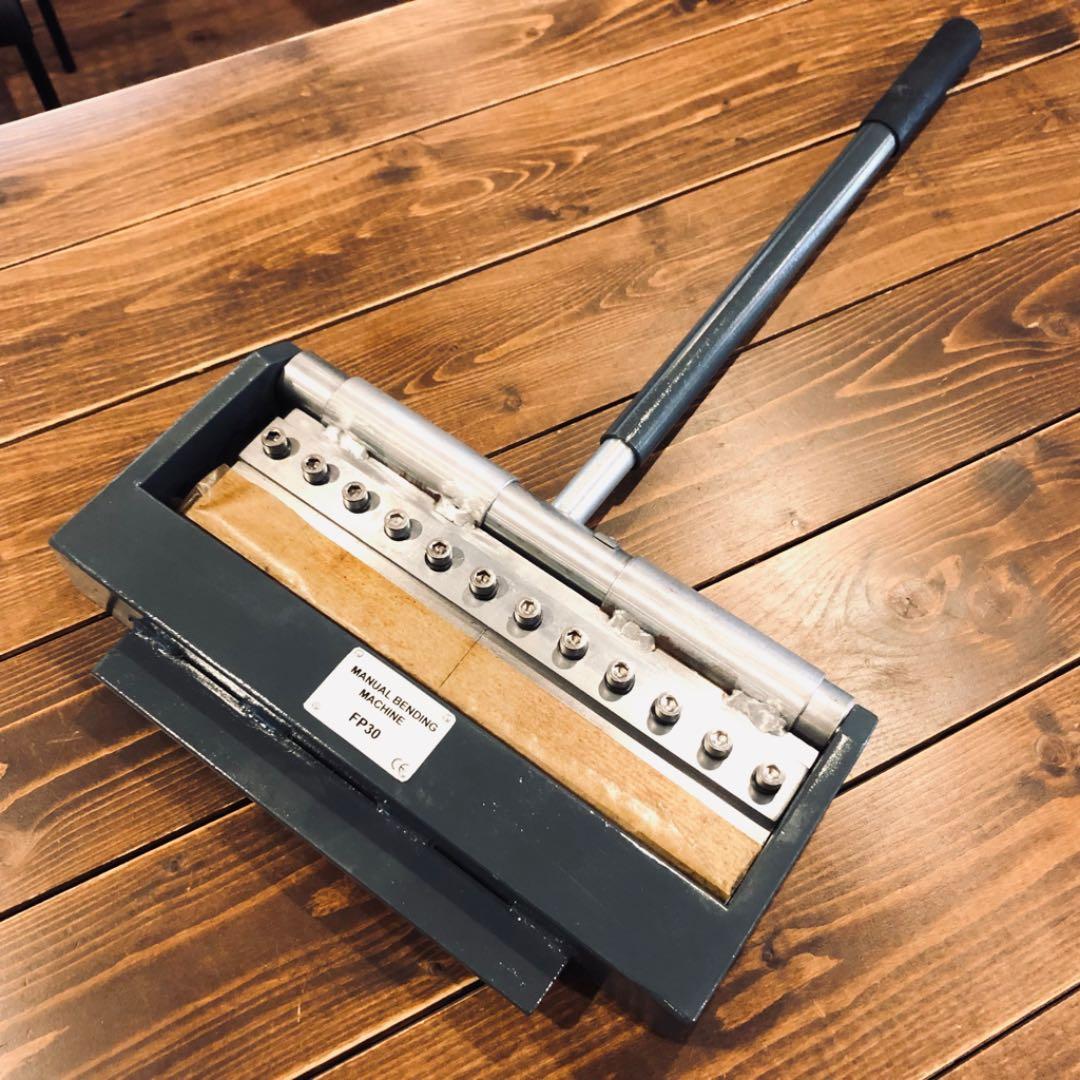 板金折り曲げ機