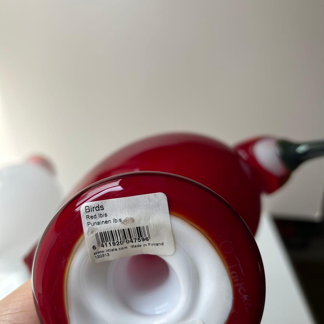 赤と白のガラス製鳥フィギュア