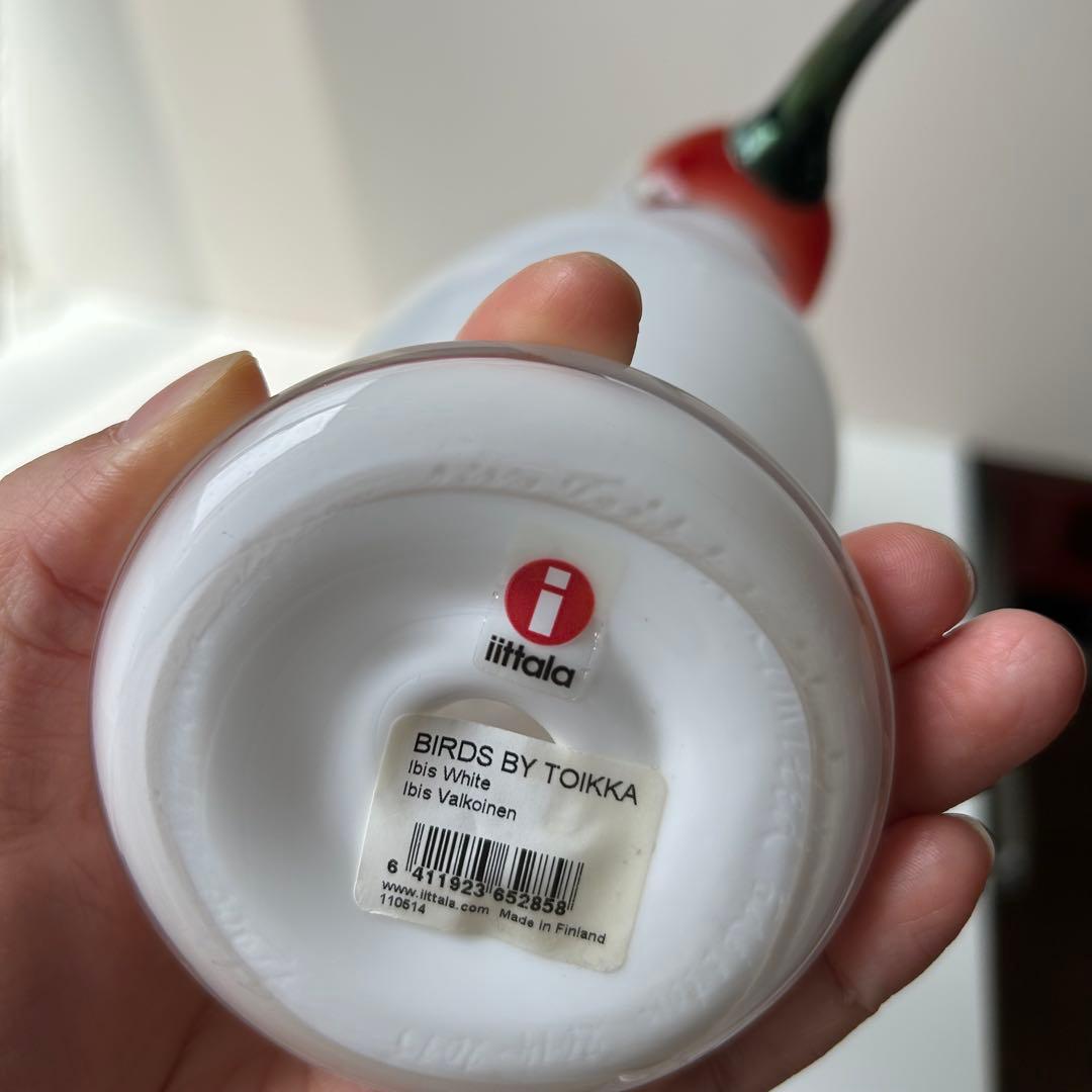 赤と白のガラス製鳥フィギュア