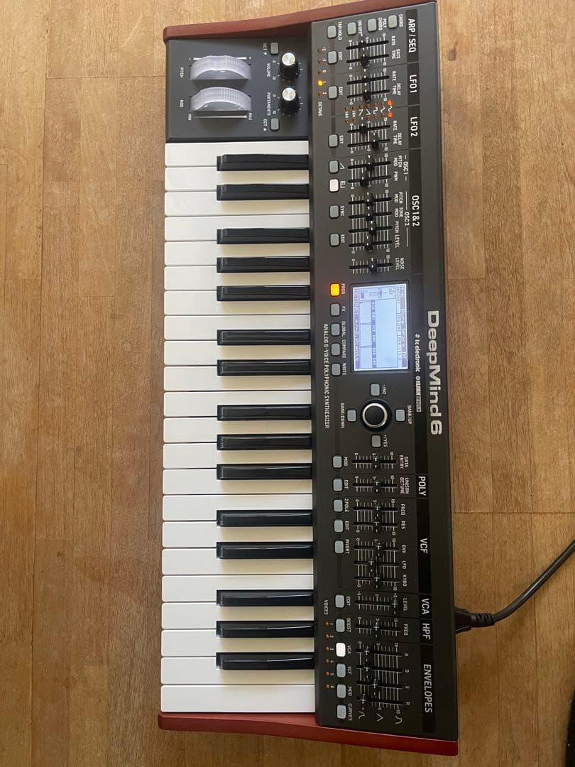 DeepMind 6 ポリフォニックアナログシンセサイザー