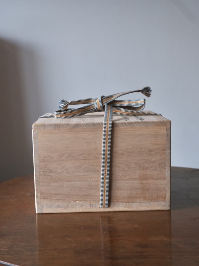 青磁鉢　茶碗　高麗青磁　陰刻文皿　箱付　茶道具　Q1784