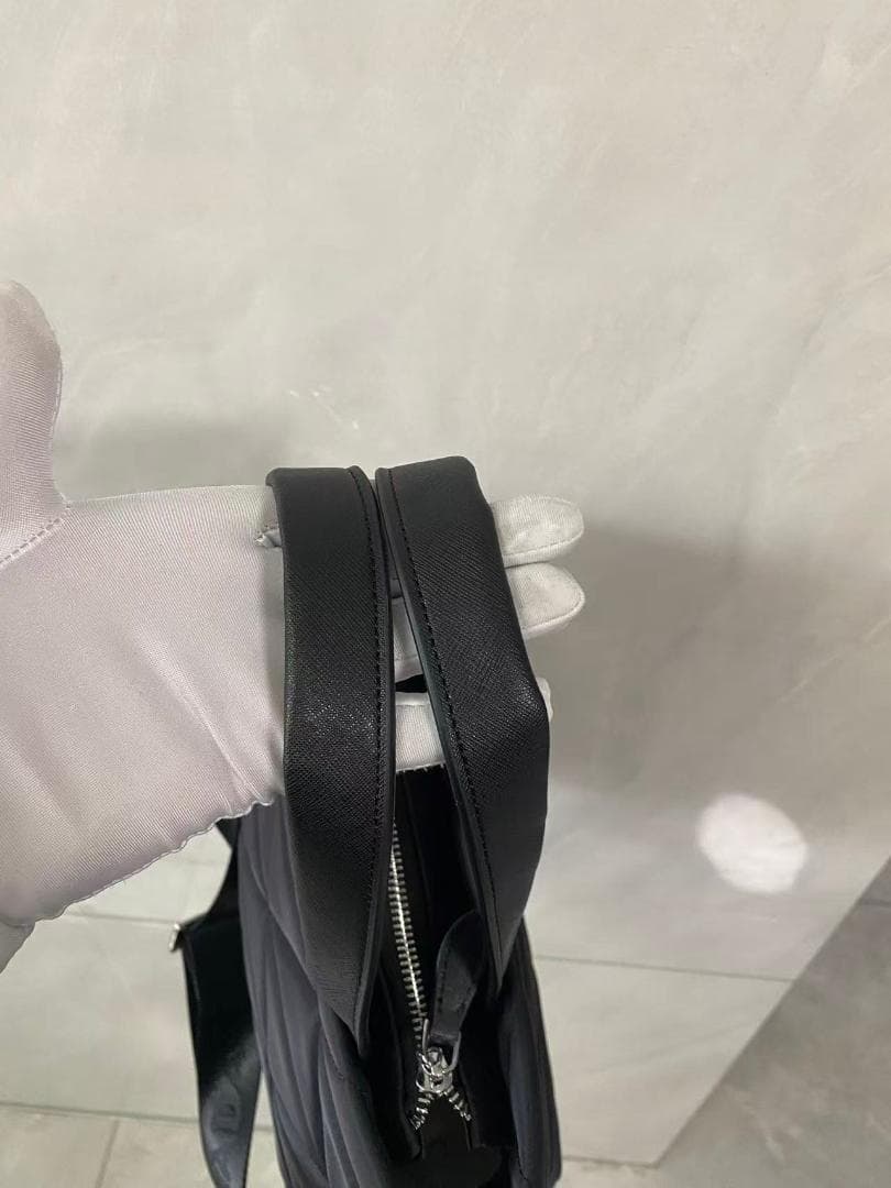 PRADA ブラック キルティング ハンドバッグ