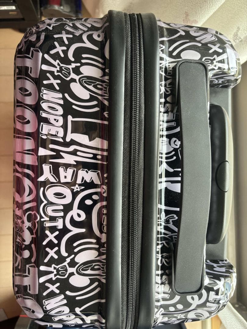 エース　ディズニー“ミッキー＆フレンズ”グラフィカルスーツケースとおまけ付き