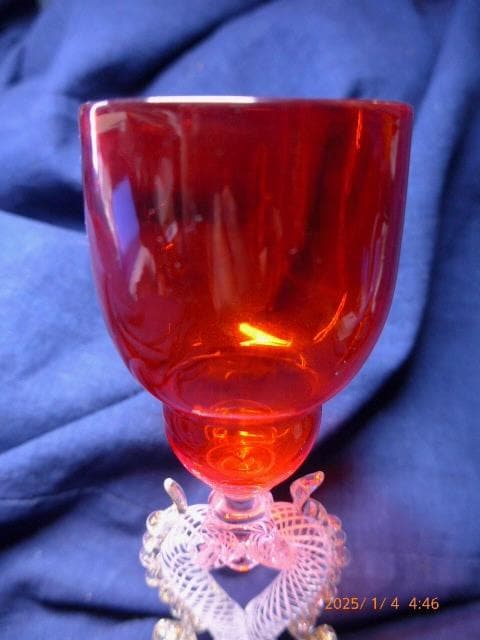 繊細で美しいヴェネチアングラスです。／赤色です