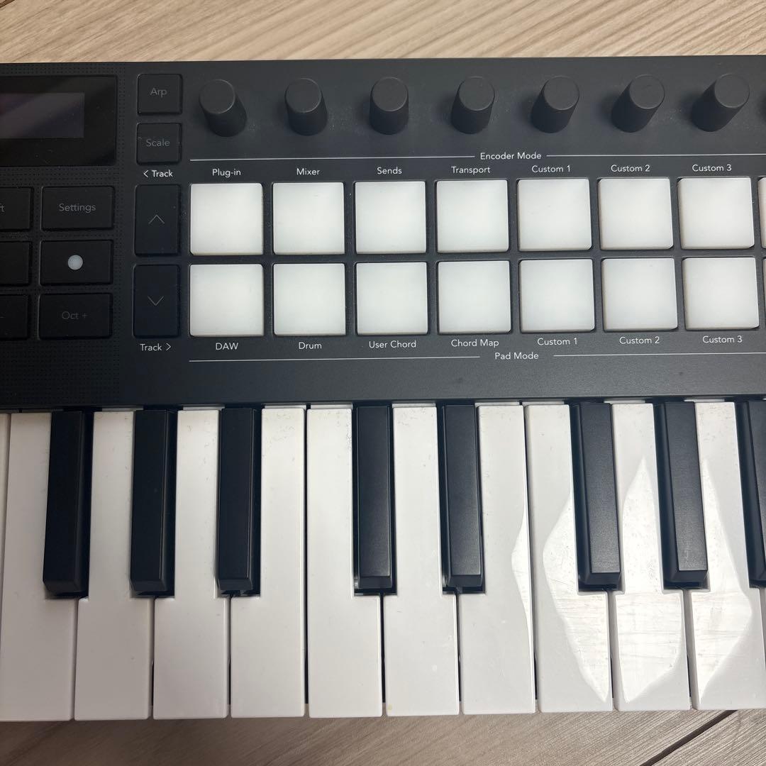 Launchkey Mini mk4 25 MIDIコントローラー