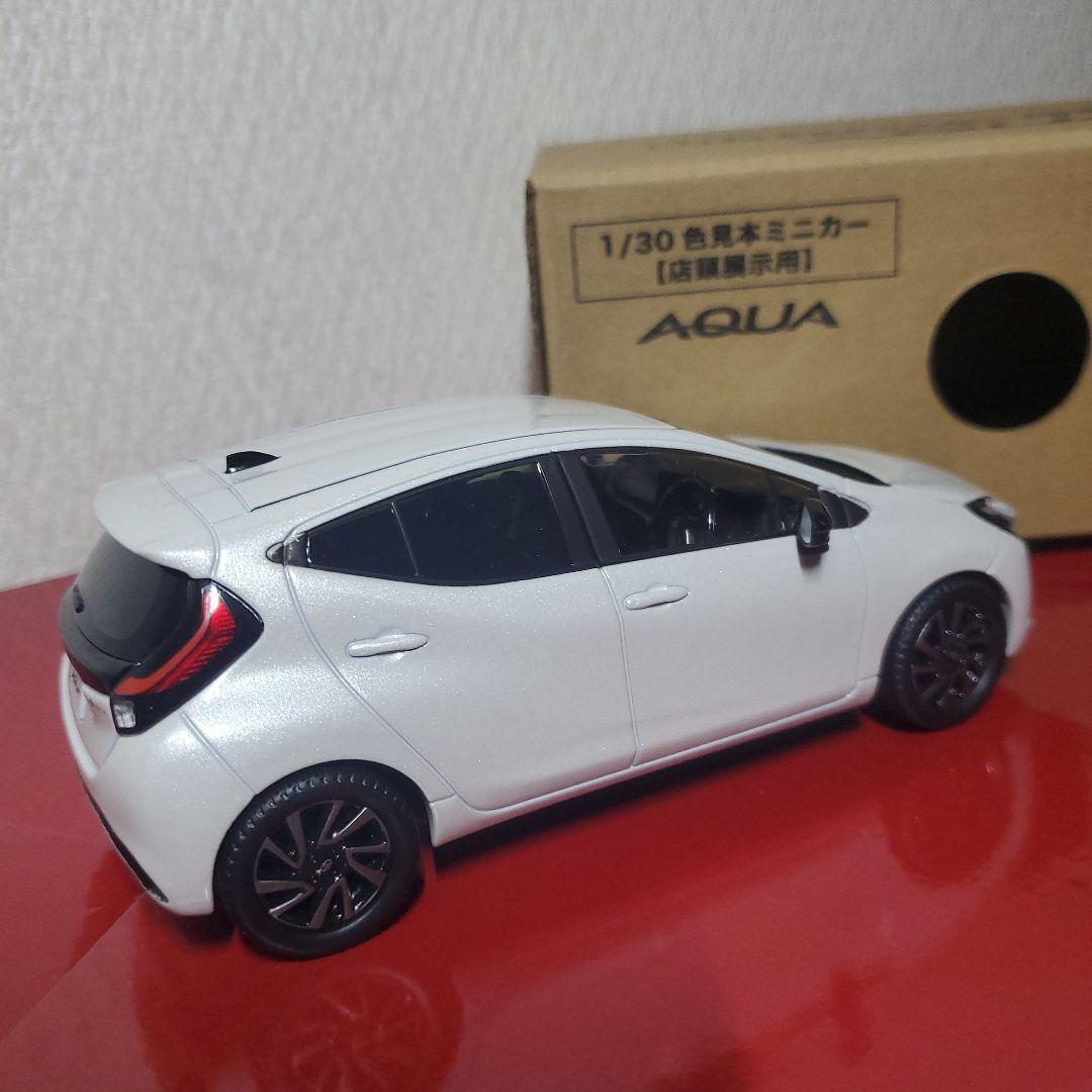 トヨタ新型 AQUA 1/30 ミニカー ホワイト