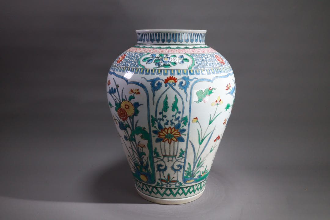 有田焼　柿右衛門様式　色絵七宝花唐草三方花卉図　大壷　BE931