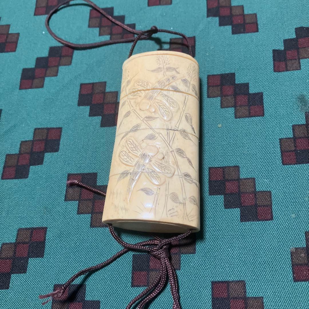 旧家蔵出し品　骨細工　印籠 花にトンボ　浮き彫り　彫刻　薬入