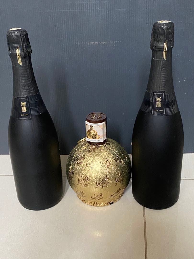 2本シャンパンとモーツァルト チョコレート
