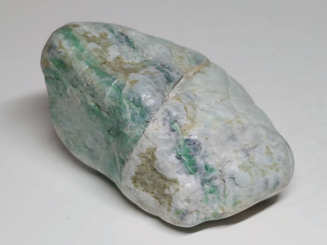 白灰緑 376g 翡翠 ヒスイ 原石 鑑賞石 自然石 誕生石 鉱物 鉱石 水石