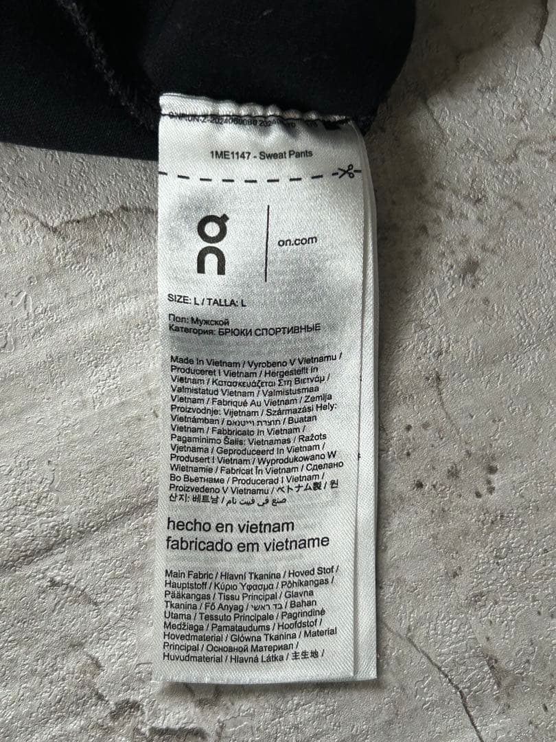 完売品 On Run On Clouds スウェットパンツ ブラック L