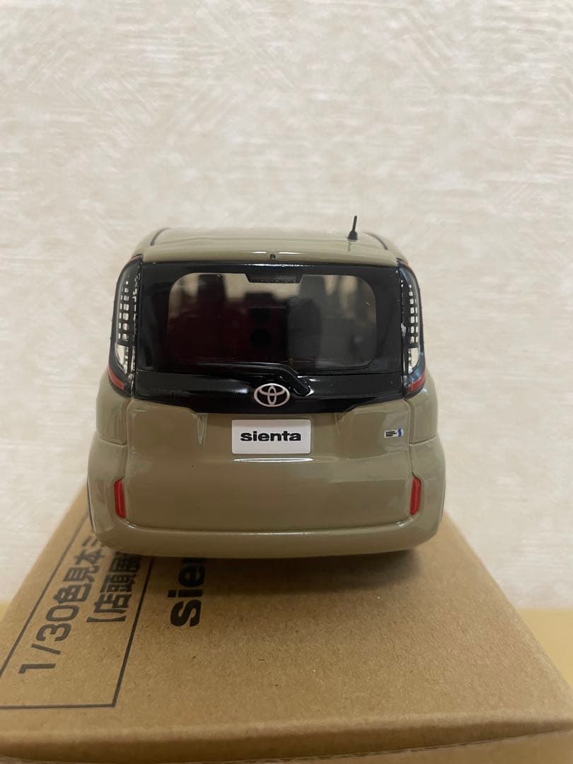 トヨタ シエンタ ミニカー ベージュ