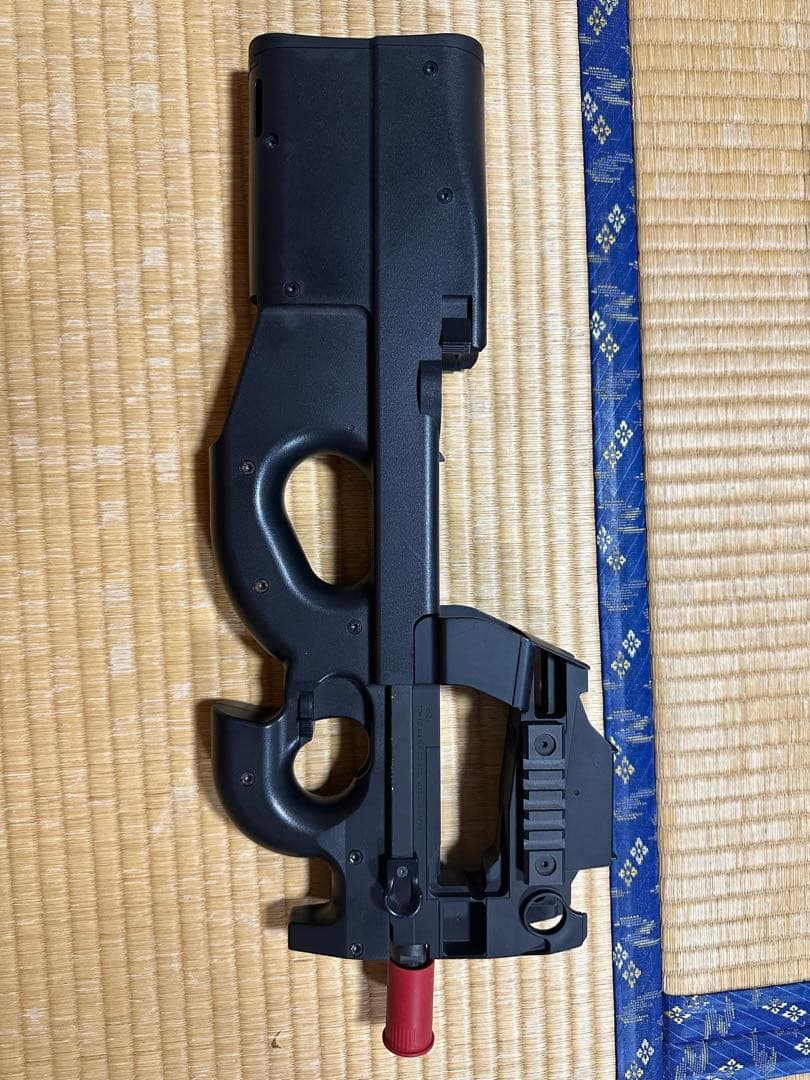 P-90 トイガン レッドドットサイト付き バッテリー、充電器付き