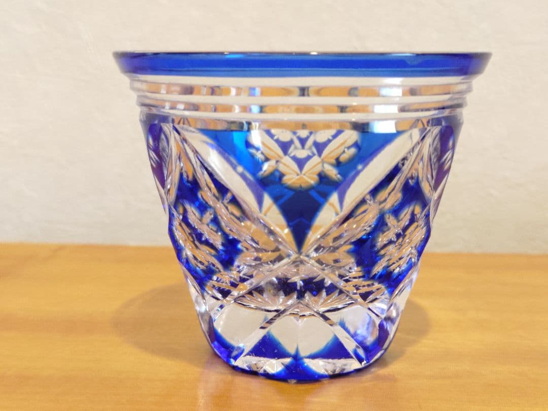 【江戸切子】七宝四花菱文様 ぐい呑 ペア 金赤・瑠璃「硝子工房 彩鳳」木箱入り