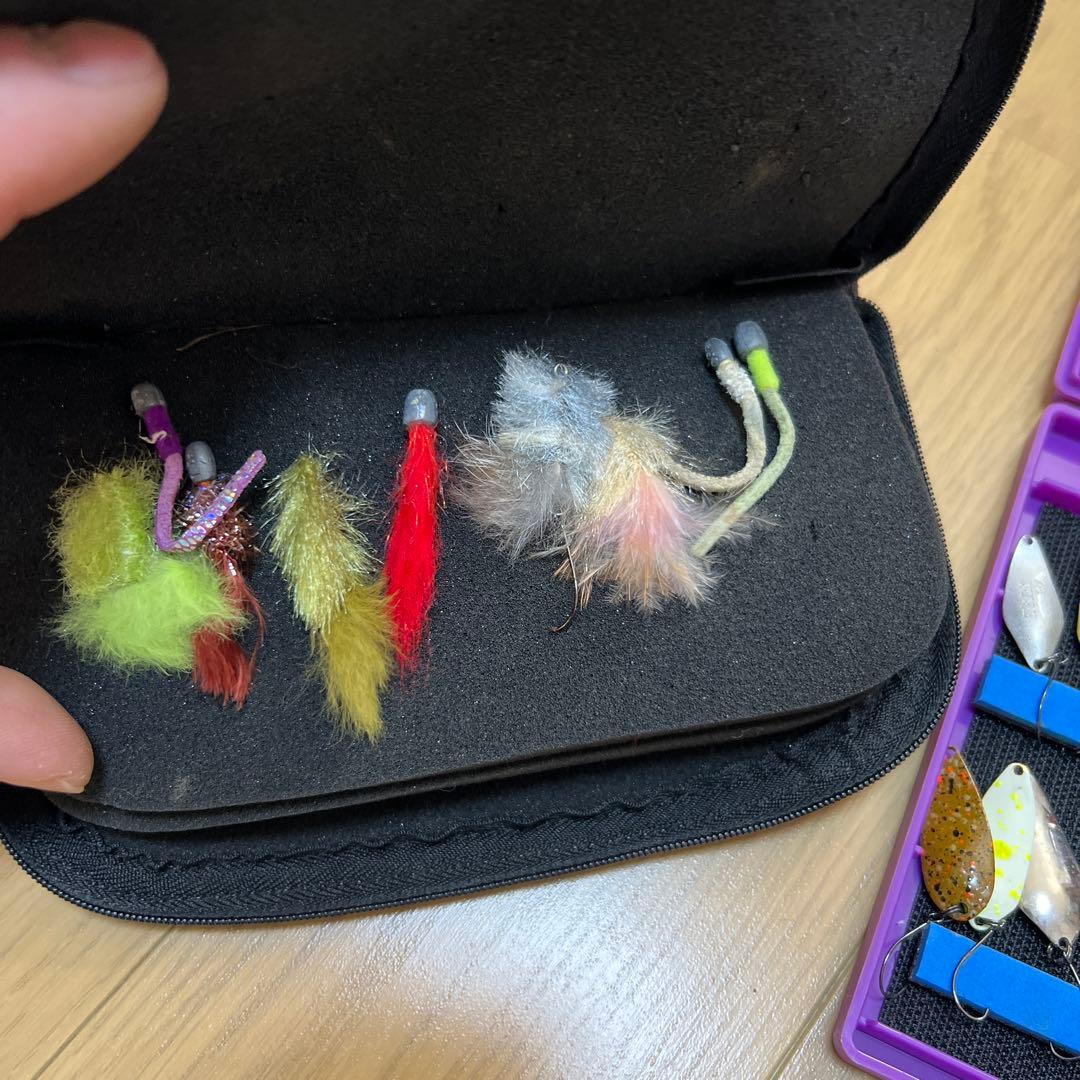 管釣り　スプーンルアーセット（多色・収納ケース付き）