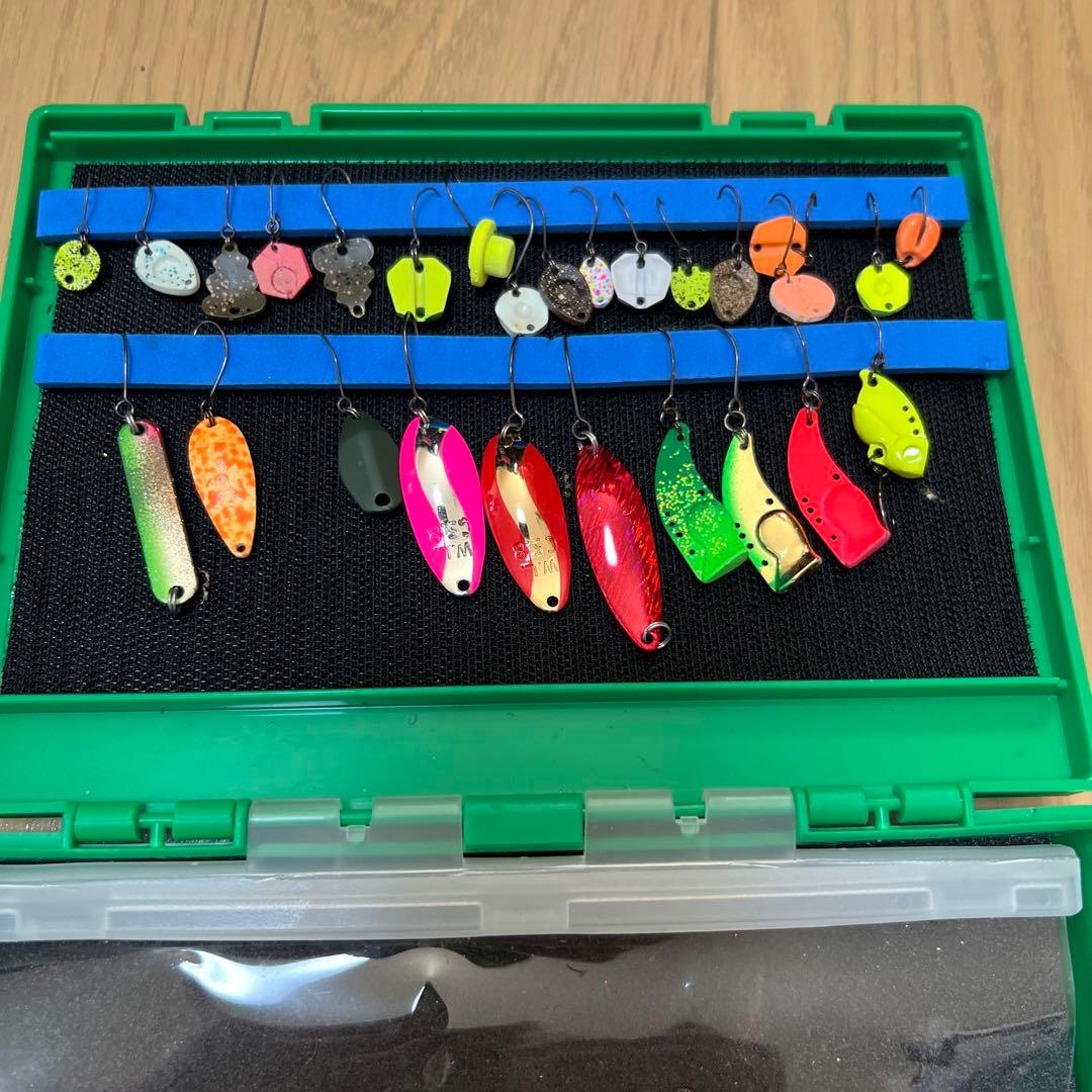 管釣り　スプーンルアーセット（多色・収納ケース付き）