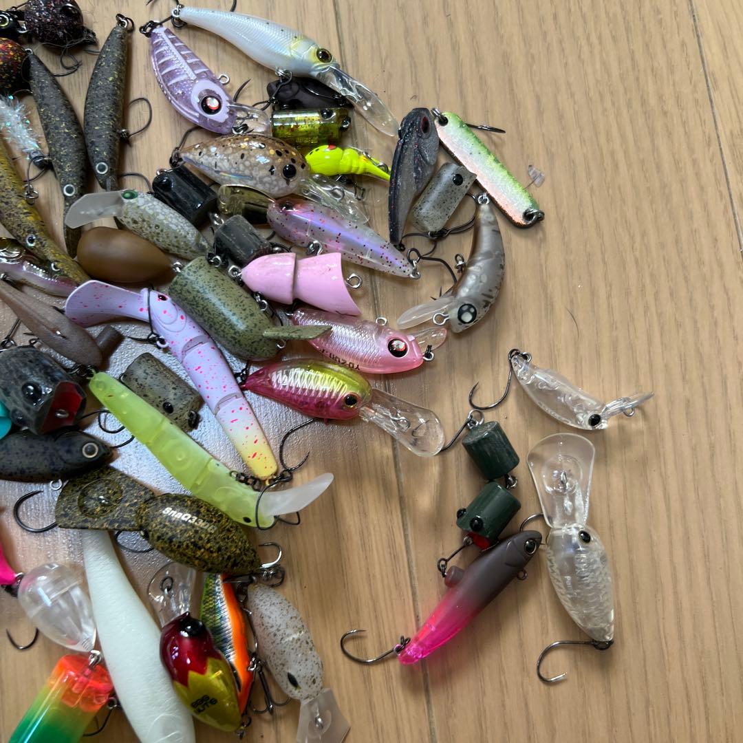 管釣り　スプーンルアーセット（多色・収納ケース付き）