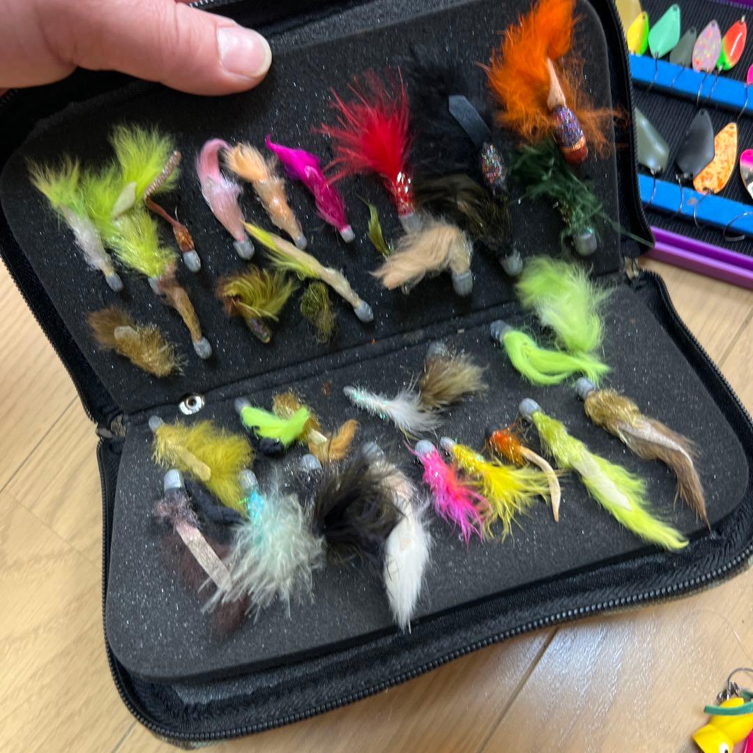 管釣り　スプーンルアーセット（多色・収納ケース付き）