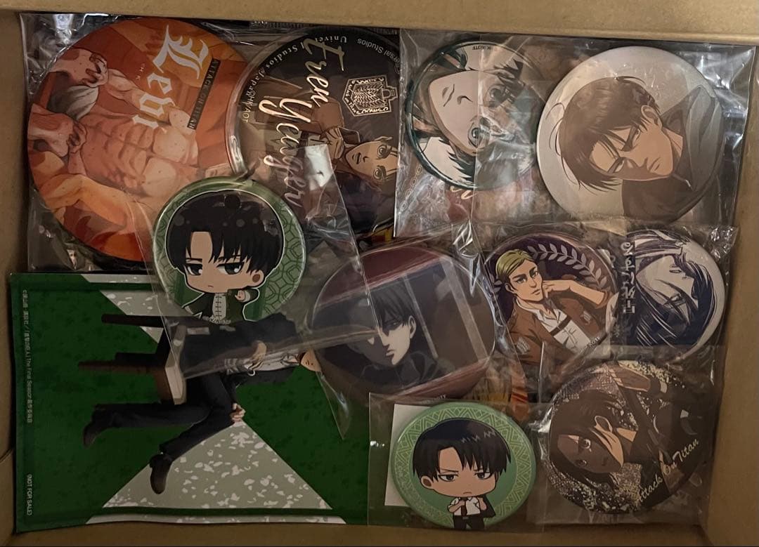 進撃の巨人 グッズ　まとめ売り　100個以上　一箱限定