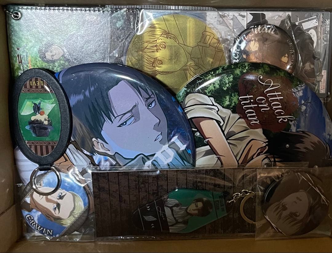 進撃の巨人 グッズ　まとめ売り　100個以上　一箱限定