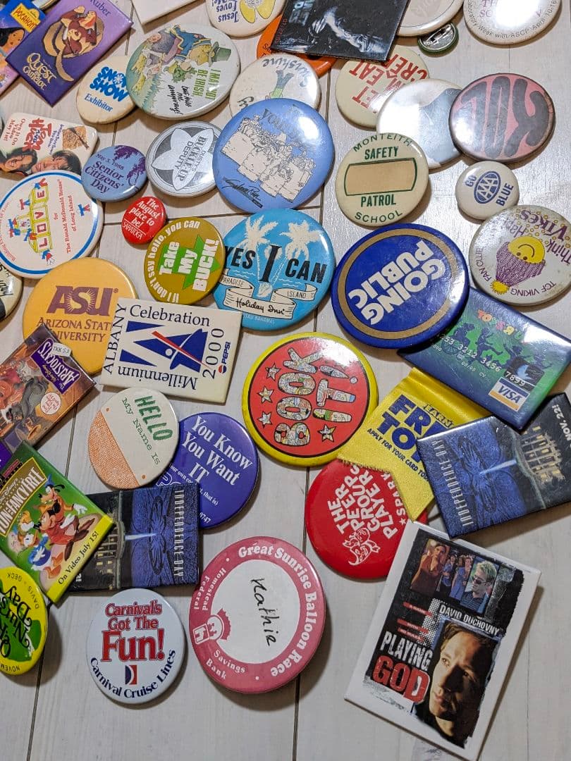 アメリカの缶バッジ 130個 まとめ売り ビンテージ ピンバッジ USA