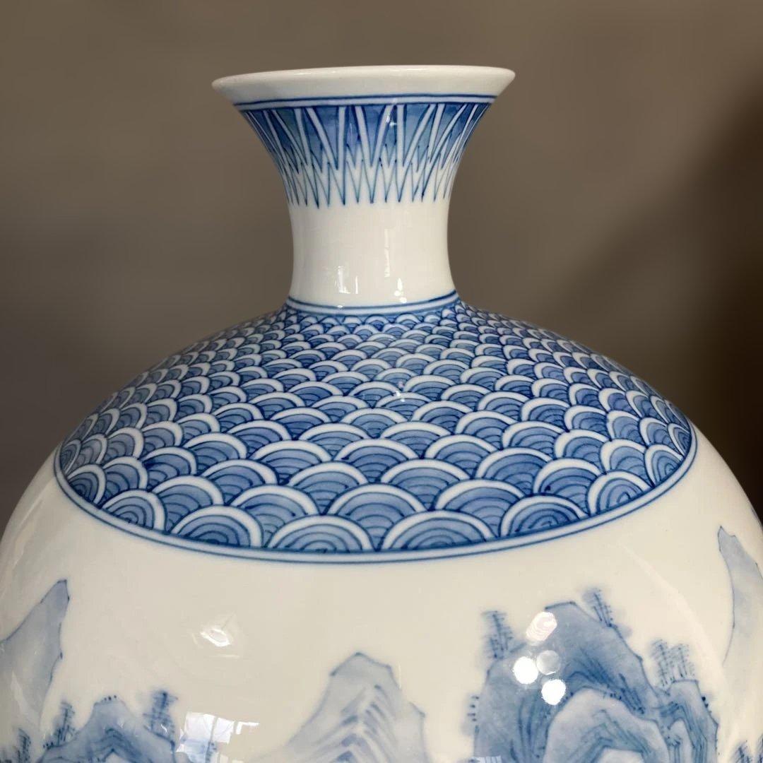 【中村清六】白磁の伝統　重要無形文化財　中村清六作　染付細密山水四海波文　花瓶