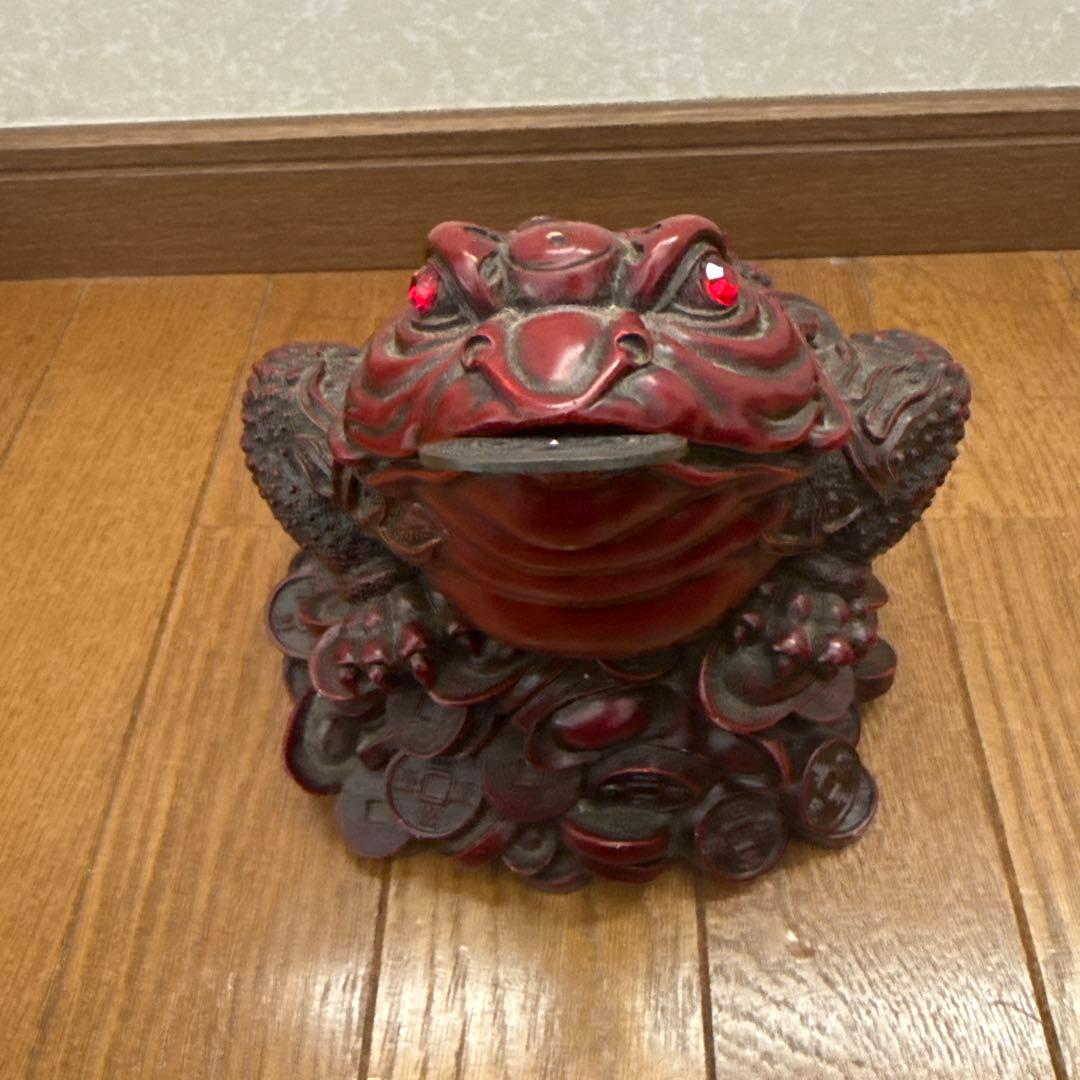 赤色カエル型置物 装飾付き