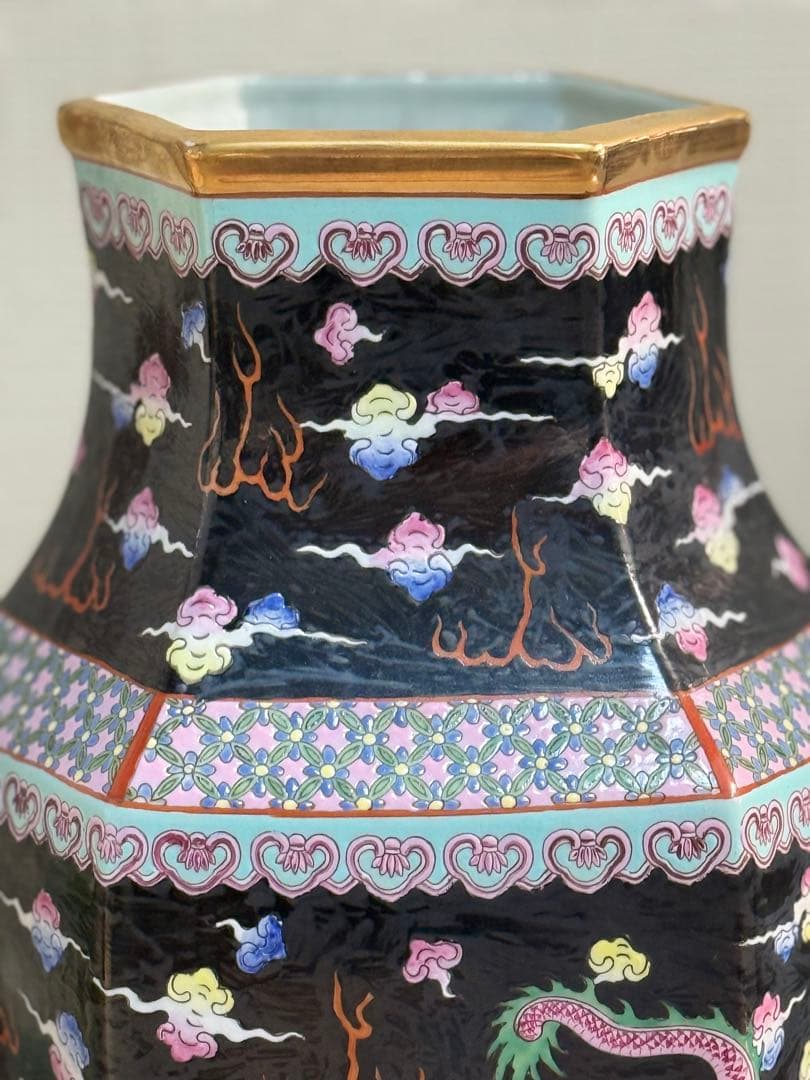 中国　大清乾隆年製銘　黒地粉彩龍鳳紋角瓶　右　高さ47.0cm 送料込み0106