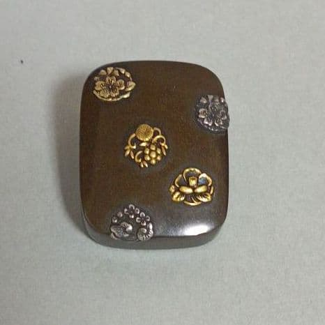 名品金工根付　朧銀地　四分一地　花丸高彫象嵌　根付　幕末明治