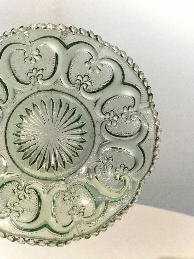 フリルガラス　プレスガラス　骨董品　グリーン　緑　昭和初期