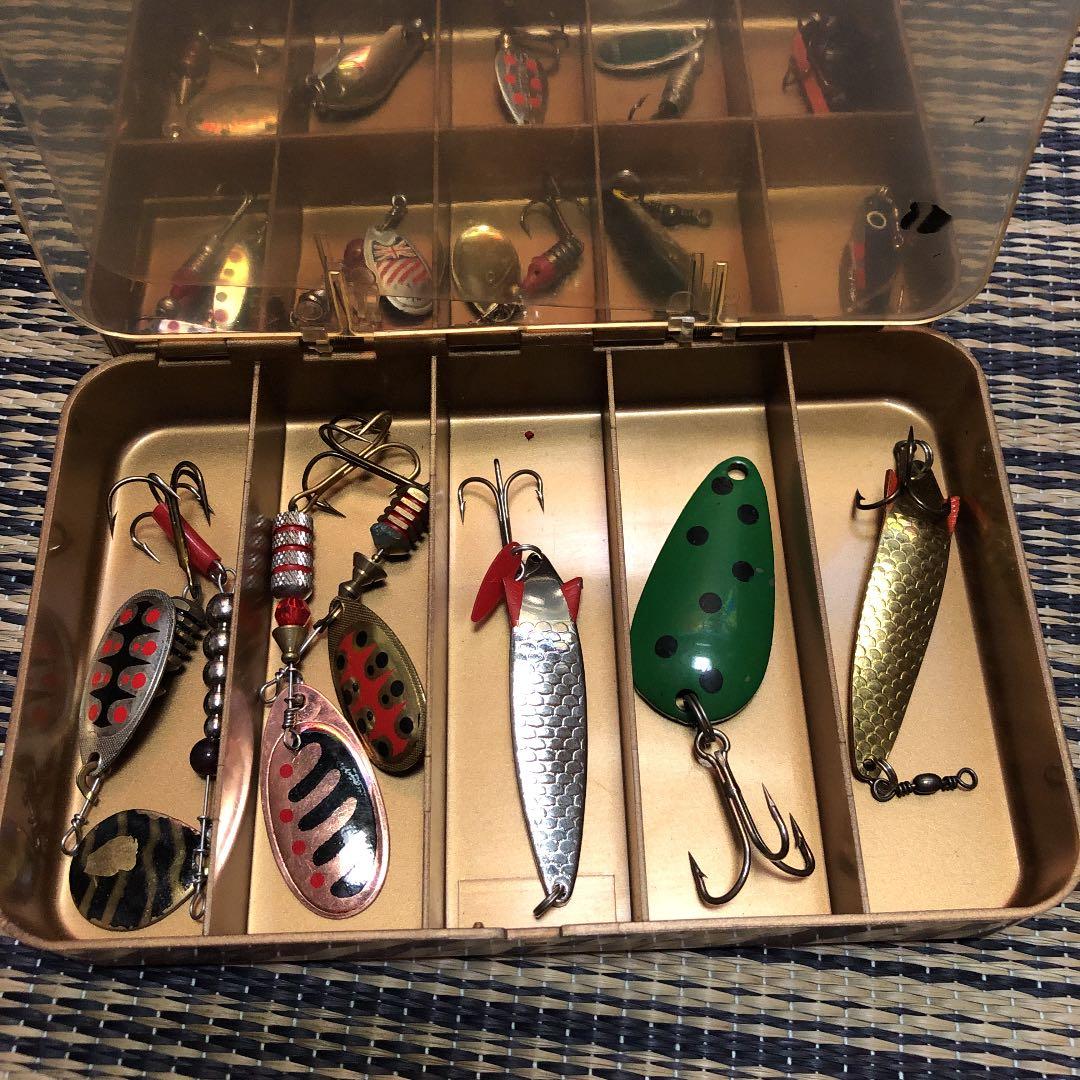激レア　 昭和レトロ　約50年前のルアー30個、ケース付き。