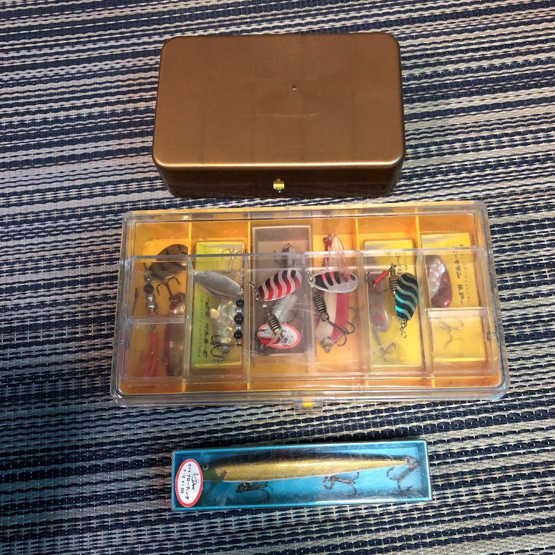 激レア　 昭和レトロ　約50年前のルアー30個、ケース付き。