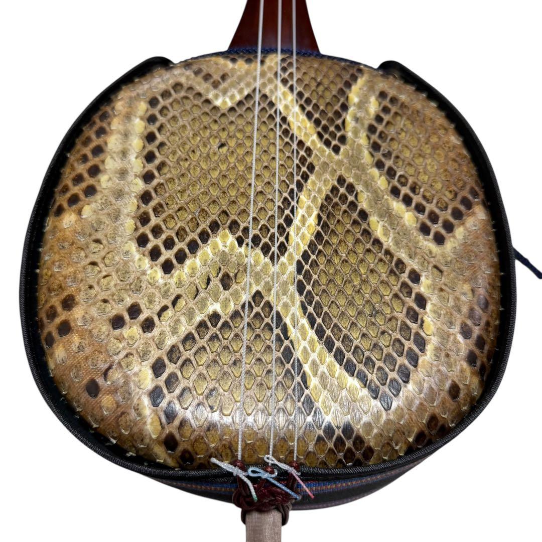 新城慎幸作 三線 紅木棹 本蛇皮強化張り 保証書付 ハードケース付 沖縄三線