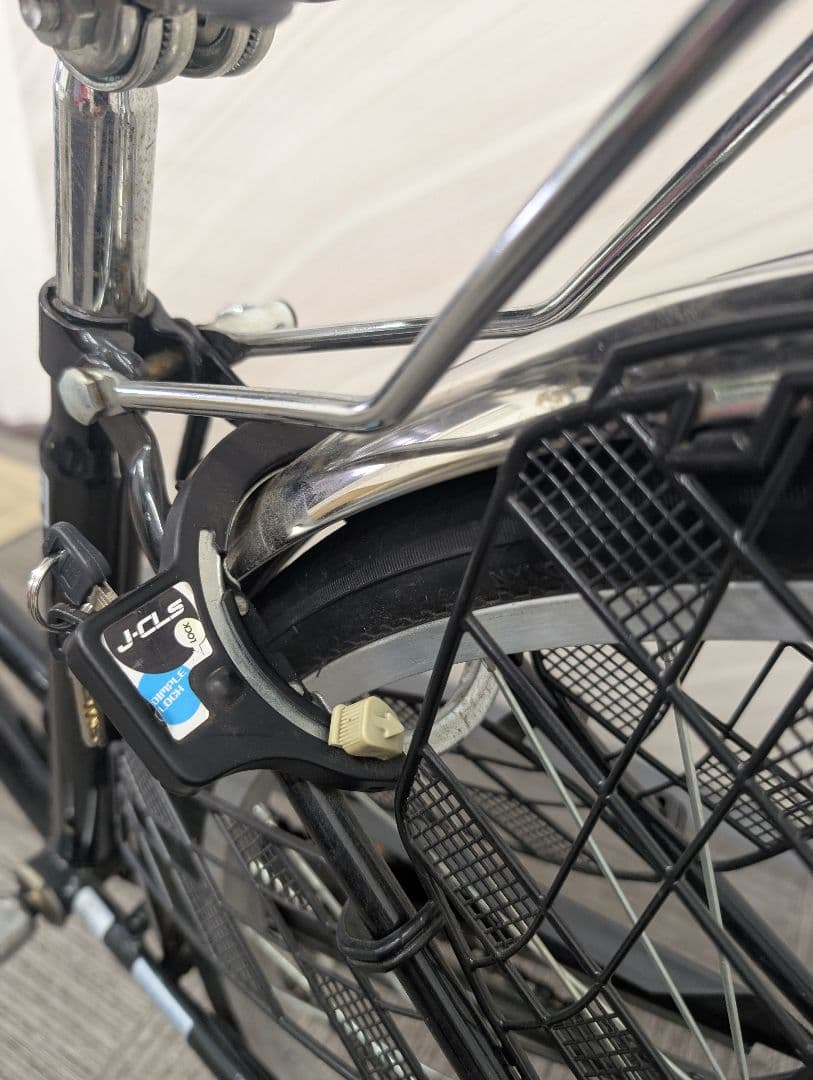 黒いシティサイクル 27インチ 前面バスケット付き、5段ギア、オートライト