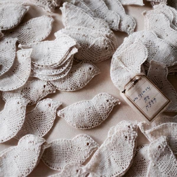 sold 30s フランス リネン 白のグリザイユと小鳥とアップリケ