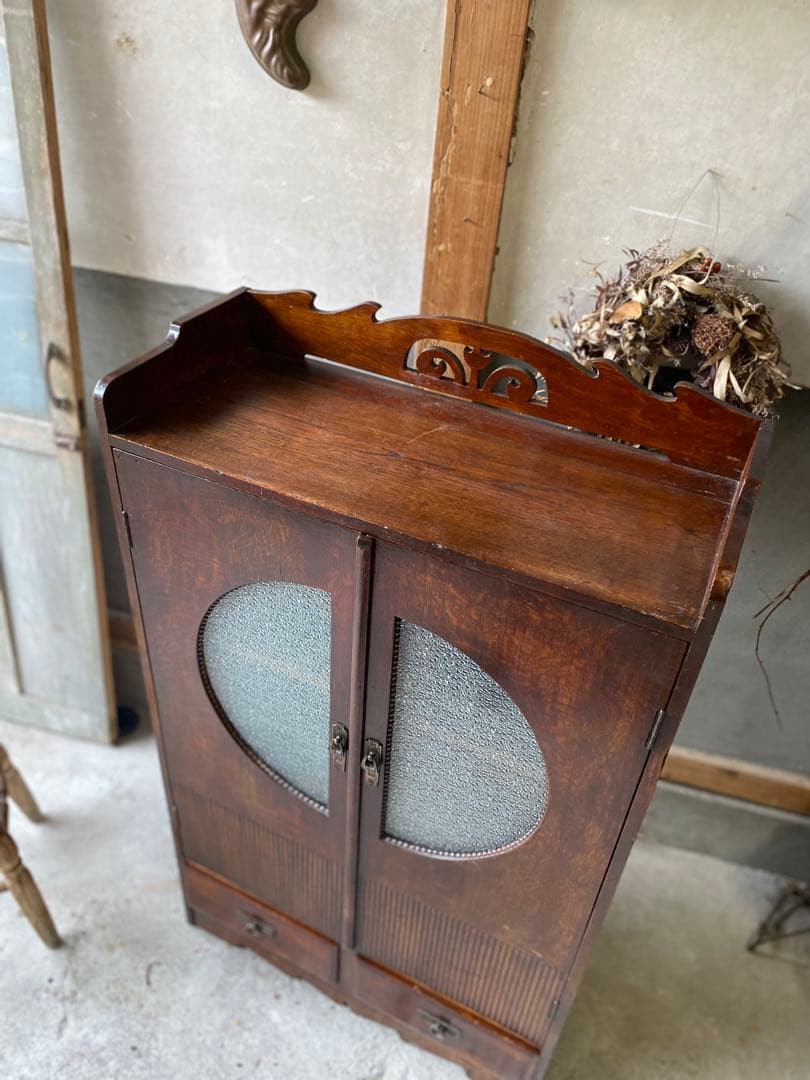 ビンテージ  ラウンドガラスのキャビネット ※ 送料込みに変更します