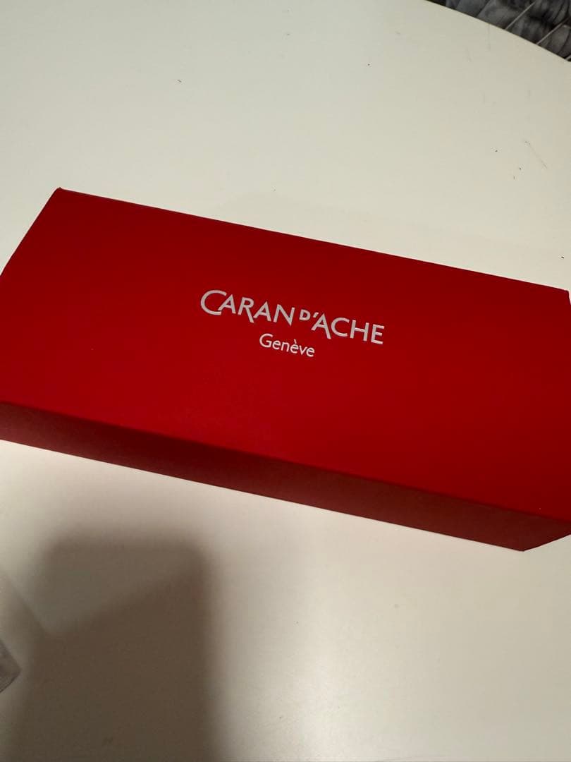 CARAN d'ACHE ボールペン シルバー 替芯3本、箱付き