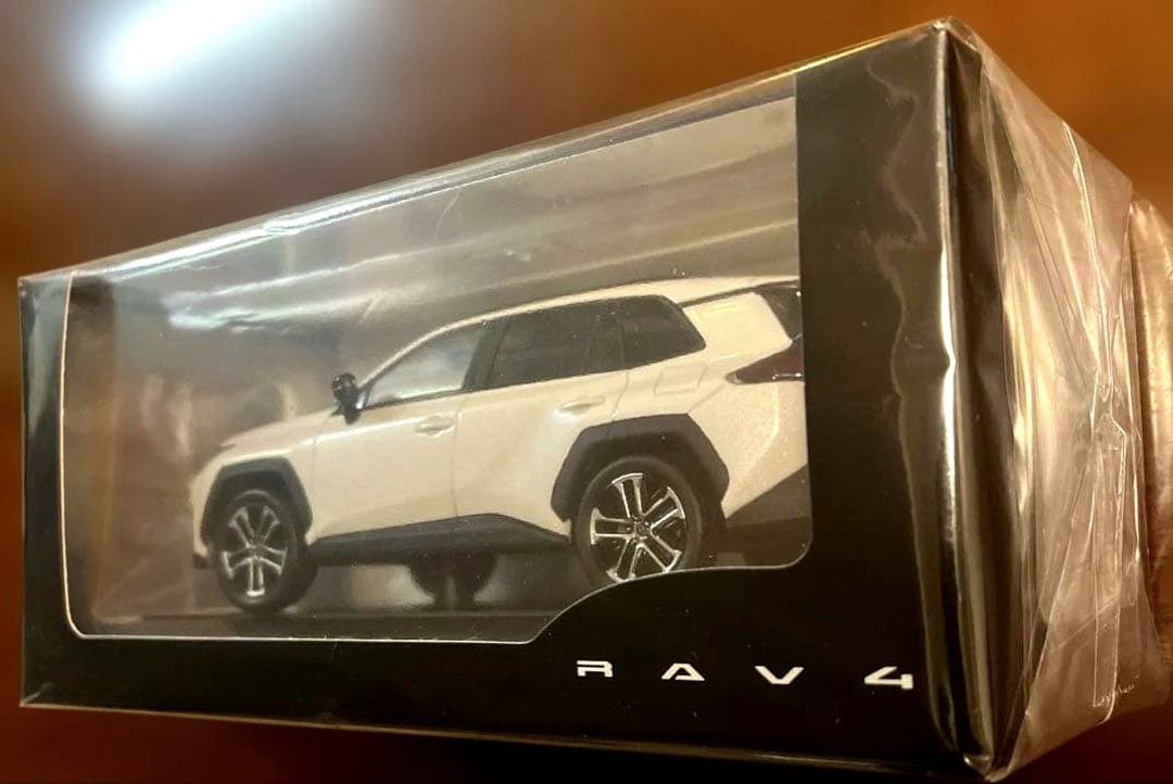 トヨタ新型RAV4 Zハイブリッドミニカー 1/30 カラーサンプルホワイト