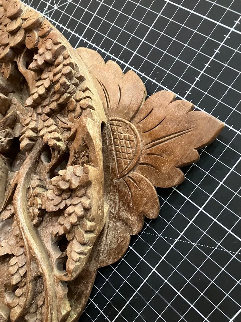 バリ風木製彫刻レリーフ　約横33cm x 縦34cm